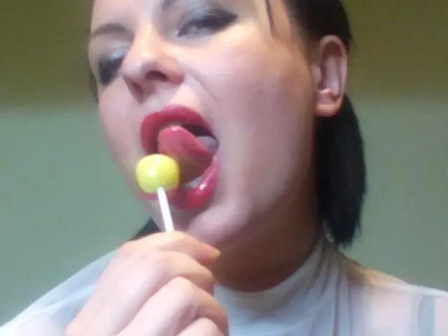 Kate verführt dich, während du lolipop leckst und saugst