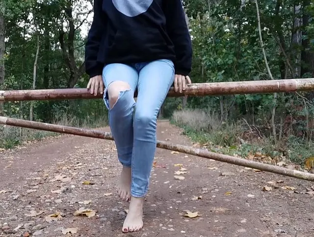 Barfuß Outdoor Pipi Pause