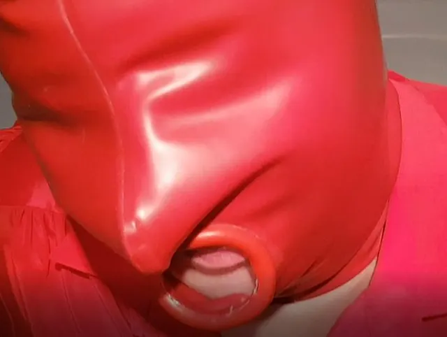Herrin bläst mit roter Latexmaske dem Schwanzmädchen das Fötzchen und wird vollgespritzt