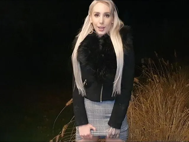 Abgepisst outdoor in lack heels es dampft