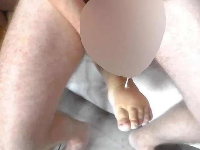 John schießt sein Sperma auf Jens sexy Fuß