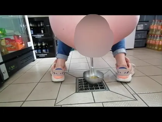 Versautes Pissen auf Arbeit Piss in Suppenkelle