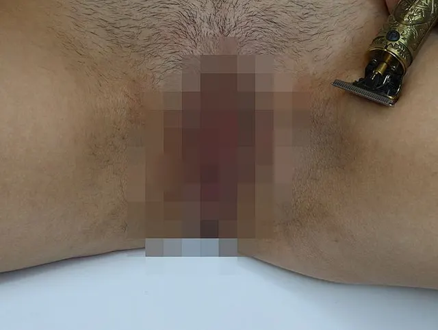 Die Schamhaare mit einem Trimmer und einem Rasierer entfernen! Nahaufnahme!