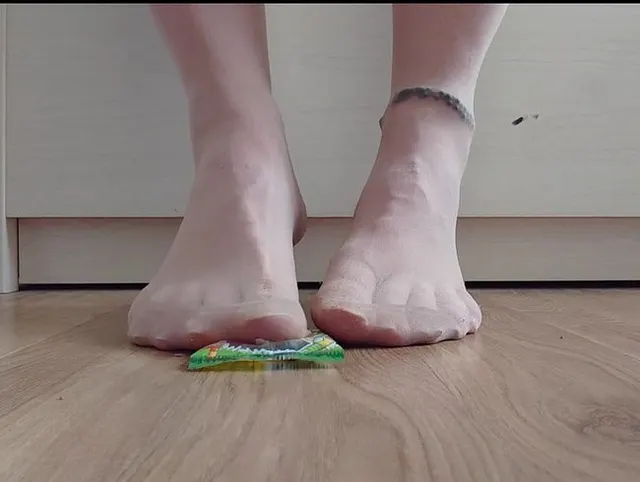 Nylonfüße haben Spaß mit Fruchtgummi ** Crushing **