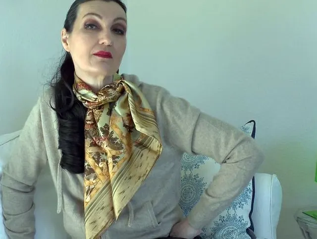 Trage ein Seidentuch und masturbiere vor mir, Lady Victoria