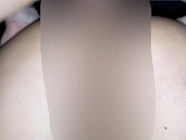 Der Nachbar hat mich mitten in der Nacht anal gefickt und in den Mund gespritzt