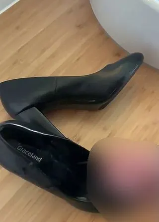 Ihre Büro Pumps im Bad gefunden und massiv rein gespritzt