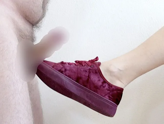 Footjob in Samt-Turnschuhen