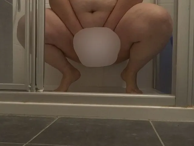In die Dusche gepisst