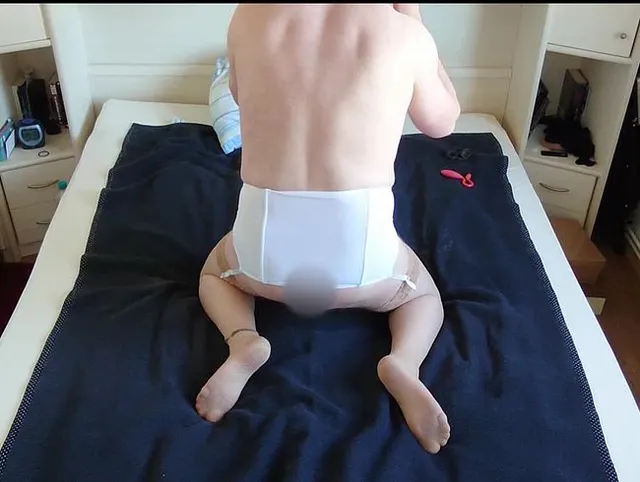 Notgeil im Strapsgürtel und Nylons 2 ** Anziehen **