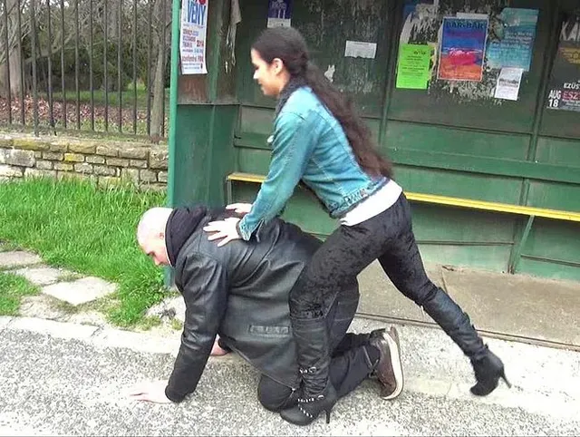 IN FEMDOM EHE: ÖFFENTLICHE PONY TRAINING HUMILIATION