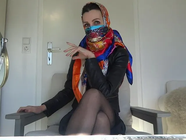 Satin Tuch Maske, Kopftuch und Lederjacke