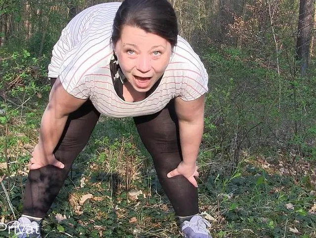 Doggy abgepisst im Wald