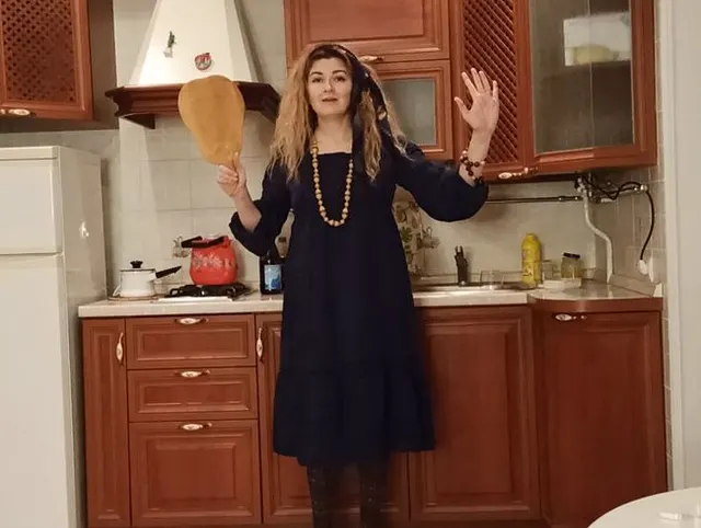 Spanking-Szene in der Küche, in Nylons