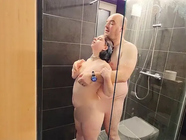 Die nützliche Dusche: Blowjob, Fick und finale Reinigung