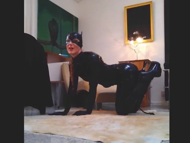 Pussy bekommt einen neuen riesigen analen Perlengummischwanz