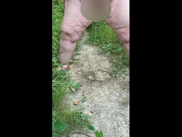 Dicke Frau pinkelt in der Natur