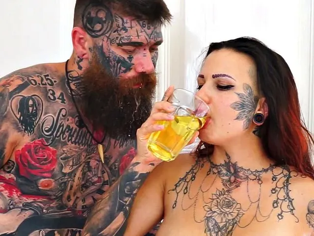 HEISSES PISSKISS-SPIEL: Ich trinke ein Glas Pisse mit meinem Mann, während wir küssen