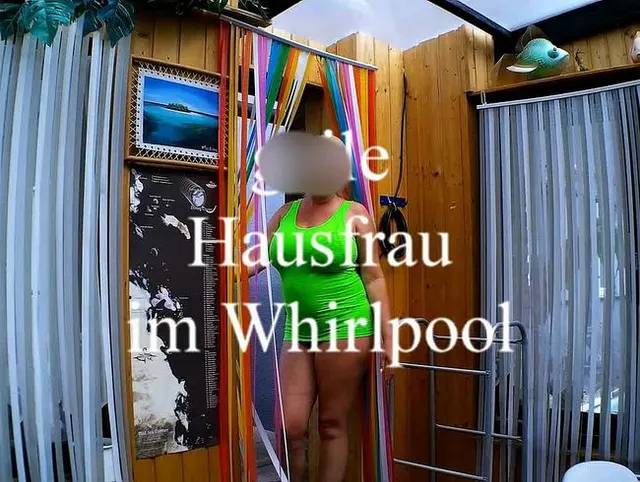 geile Hausfrau im Whirlpool