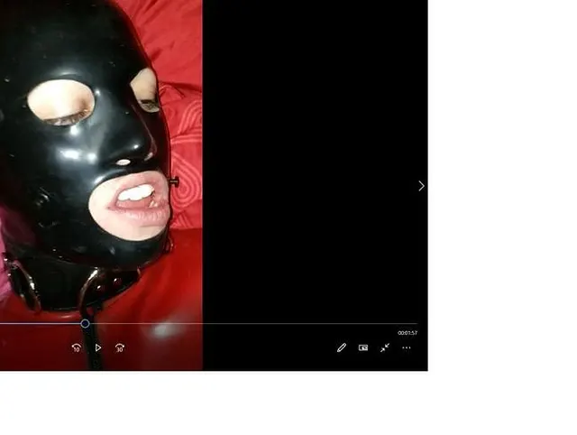 Teil 1 Latexsklavin muss blasen und wird gefingert