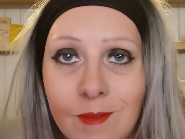 Meine roten Lippen und Nägel ziehen dich in ihren Bann