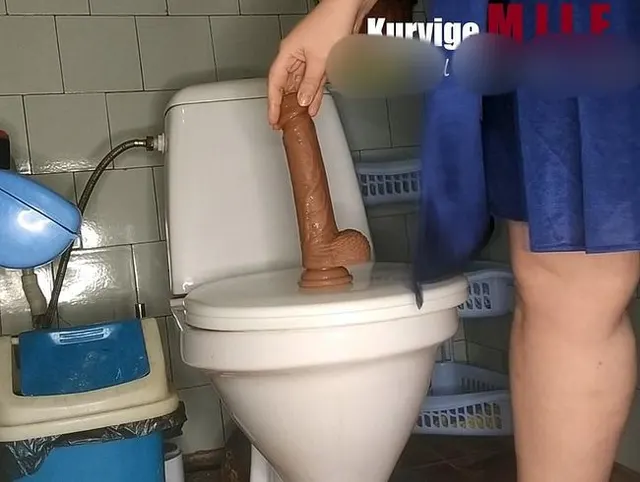 Kurvige MILF pisst und fickt ihren Dildo in der Toilette