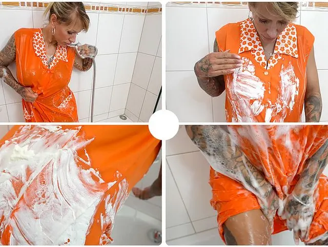 Shower in Clothes Kittel - Geile Dusche im cremigen orangen Nylonkittel