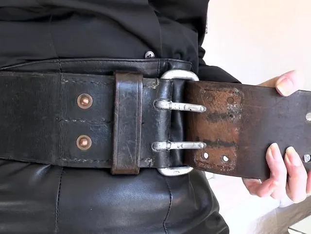 Das Gürtel Geschenk von Feuerwehrmann Rudi, Gürtelanprobe und Gürtelvergleich, Lady Victoria