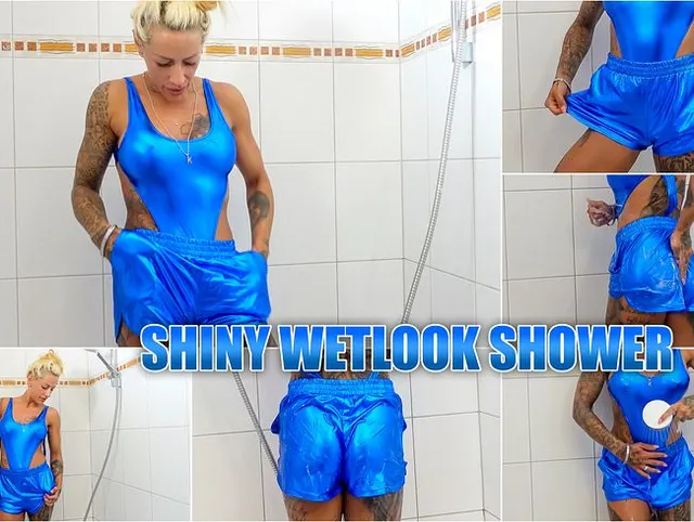 Duschen im geilen blauen Mega Wetlook Glanz Outfit mit HotPants und Badeanzug