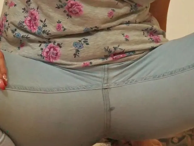 MEINE PRIVATEN ZUHAUSE-VIDEOS-JEANS-TAGE SIND EINE FREUDE FÜR UNS! TEIL 2: KINKY JEANS WETTING FACESITTING