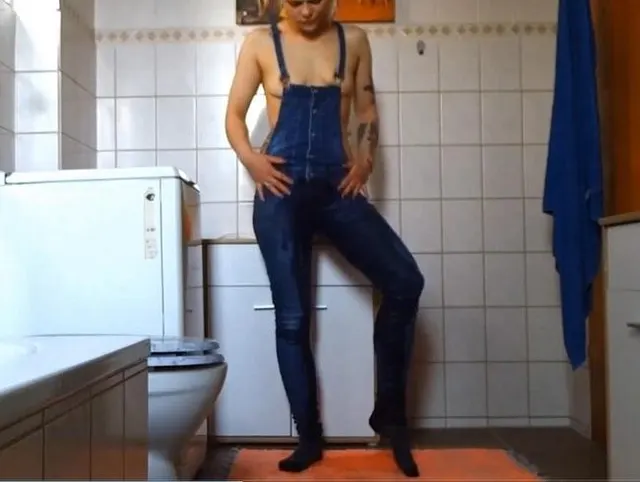 Latz Jeans mit Pisse