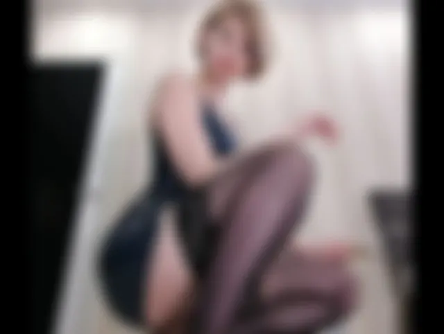 Arschverehrung im PVC-Kleid, POV, Strümpfe, Bodenansicht, weibliche Dominanz