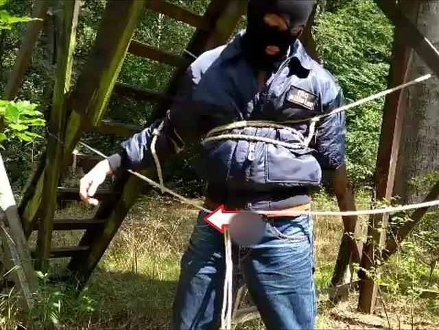 Gefesselt und entf*hrt geil in Bomberjacke abespritzt!