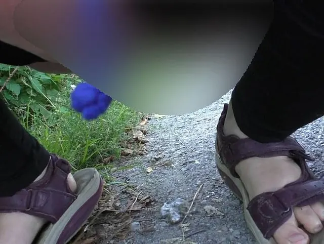 Outdoor Pissing in der Kälte