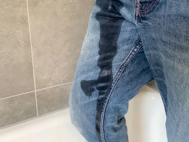 Jeans Piss 1 - nasser geht  nicht - in die Jeans Pissen, heiss abspritzen - die Highlights ganz kurz