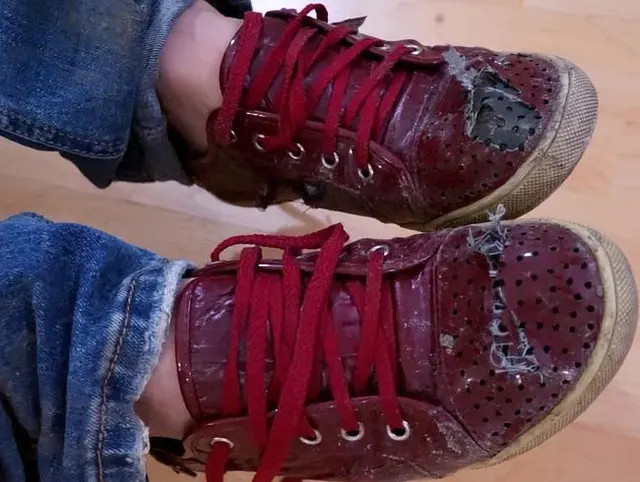 HOMELESS MÄDCHEN WIRD IHRE HERRIN-ANBETUNG MEINE SCHMUTZIGEN, RIECHENDEN, ZERBROCHENEN SCHUHE!