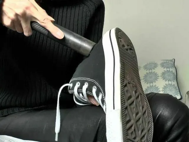 Verstaubte Turnschuhe absaugen