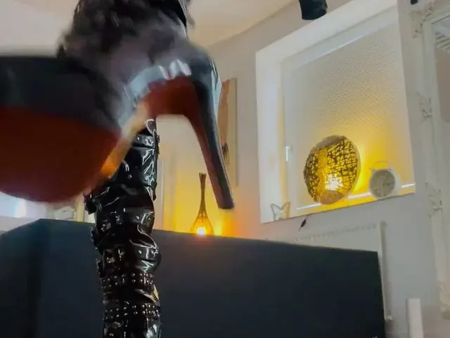 Die Lady hat neue Stiefel und sie sind soooo sexy