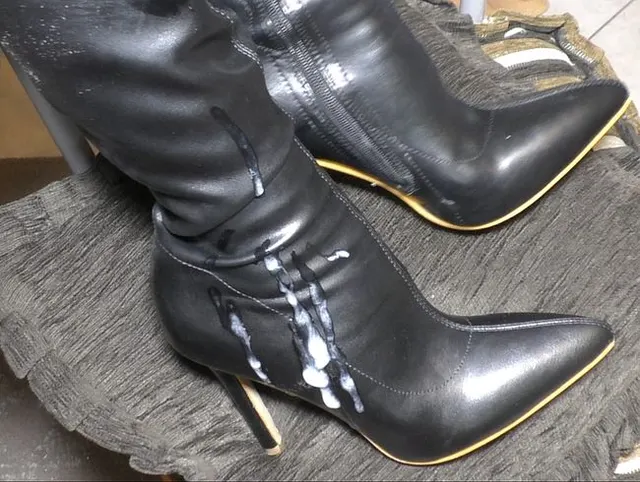 Lange Handschuhe necken Handjob und Sperma auf Stiefeln