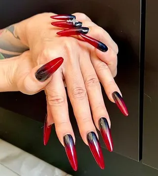 Lange Nägel und Handjobs