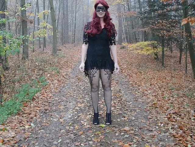 Outdoorpiss im kurzen Kleid
