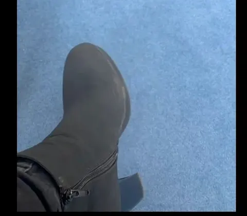 Die geile raue Sohle ihrer Stiefel bringt den Schwanz zum Spritzen!