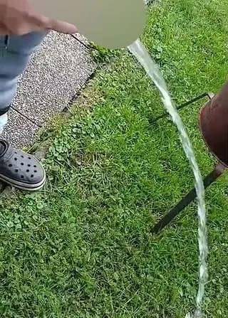 Mein Mann muss mal pissen!!! Mal in den Garten gepisst ; Schaut euch den fetten Strahl an.