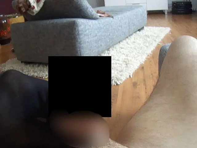 Und wieder meinen Schwanz mit Nylon gewichst.