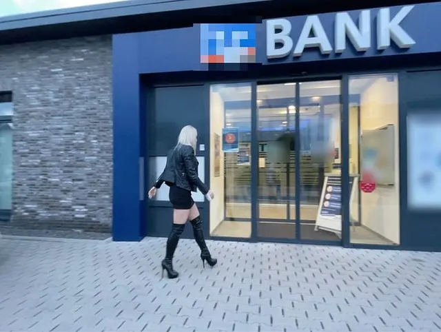 Dreister PUBLIC PISS in die Bank | Bleibt das unbestraft?
