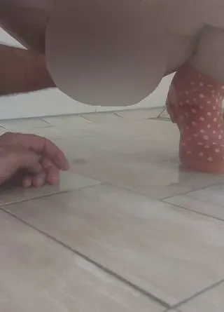In die Dusche gepisst