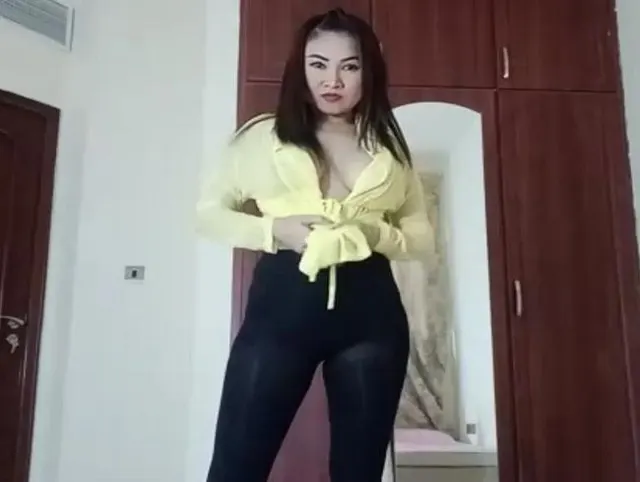 huii , schön im gelben Hemdchen nun auf tour inklusive ot nylons  noch ;)