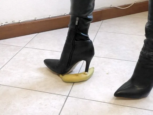 Abstürzende Banane mit Stiefeln mit hohen Absätzen
