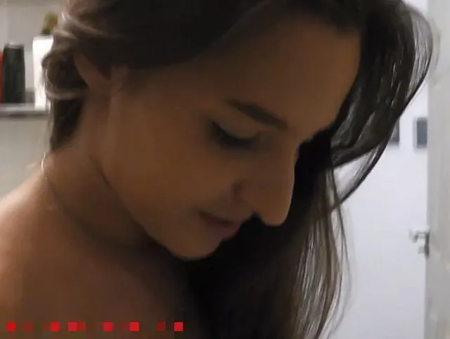 Amirah und Nikki benutzen eine menschliche Toilette