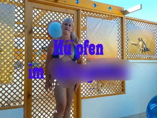 hüpfen im Stringbikini